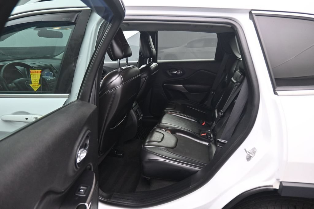 Used 2019 Jeep Cherokee Latitude Plus w/ Cold Weather Group AWD/4WD image 33