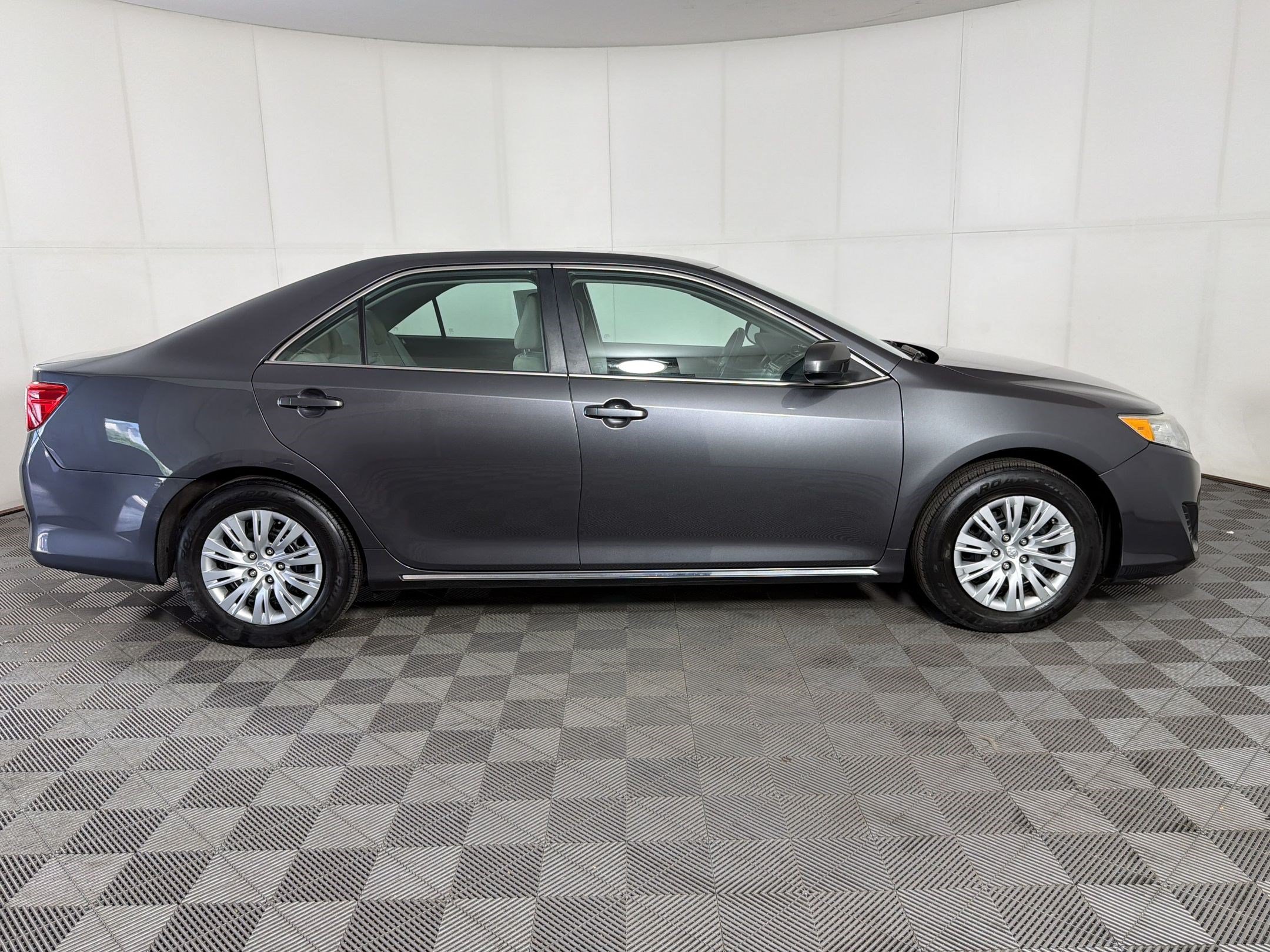 Used 2014 Toyota Camry LE FWD image 8