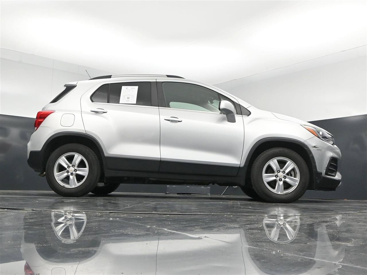 Used 2018 Chevrolet Trax LT w/ LT Convenience Package FWD image 30