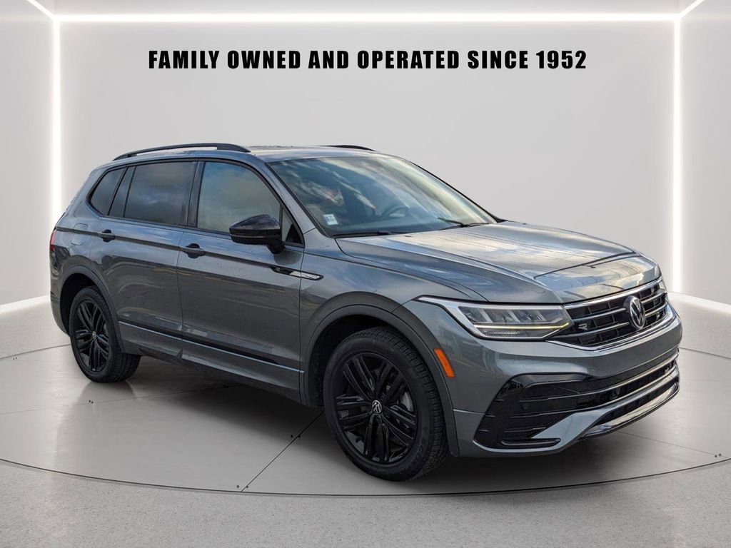 Certified 2022 Volkswagen Tiguan SE R-Line image 5