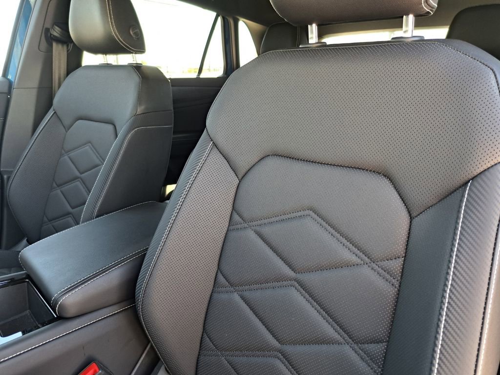 Used 2025 Volkswagen Atlas Cross Sport SE image 19