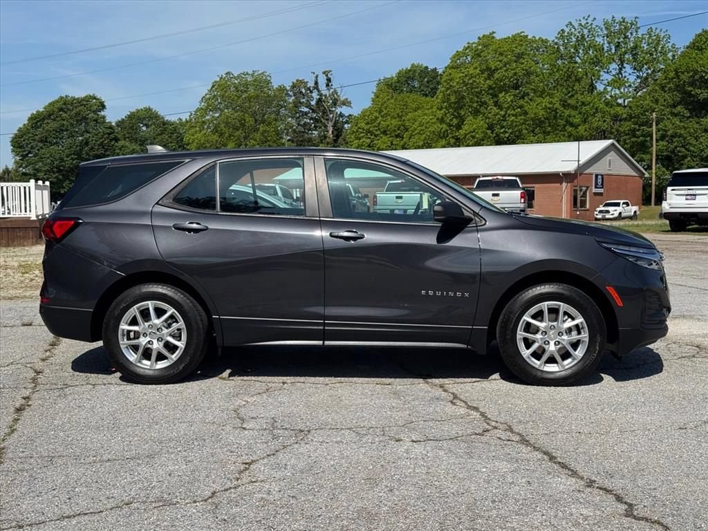 Used 2022 Chevrolet Equinox LS AWD/4WD image 2
