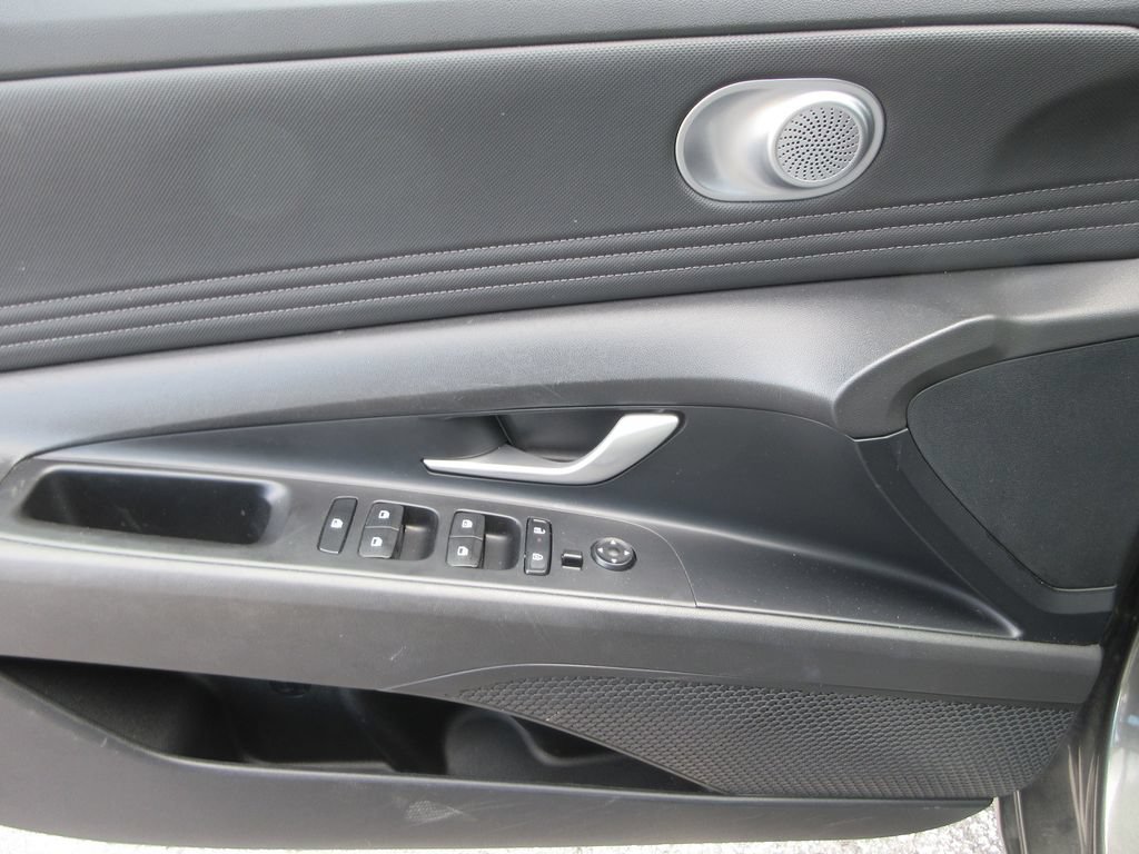 Used 2025 Hyundai Elantra SEL FWD image 20