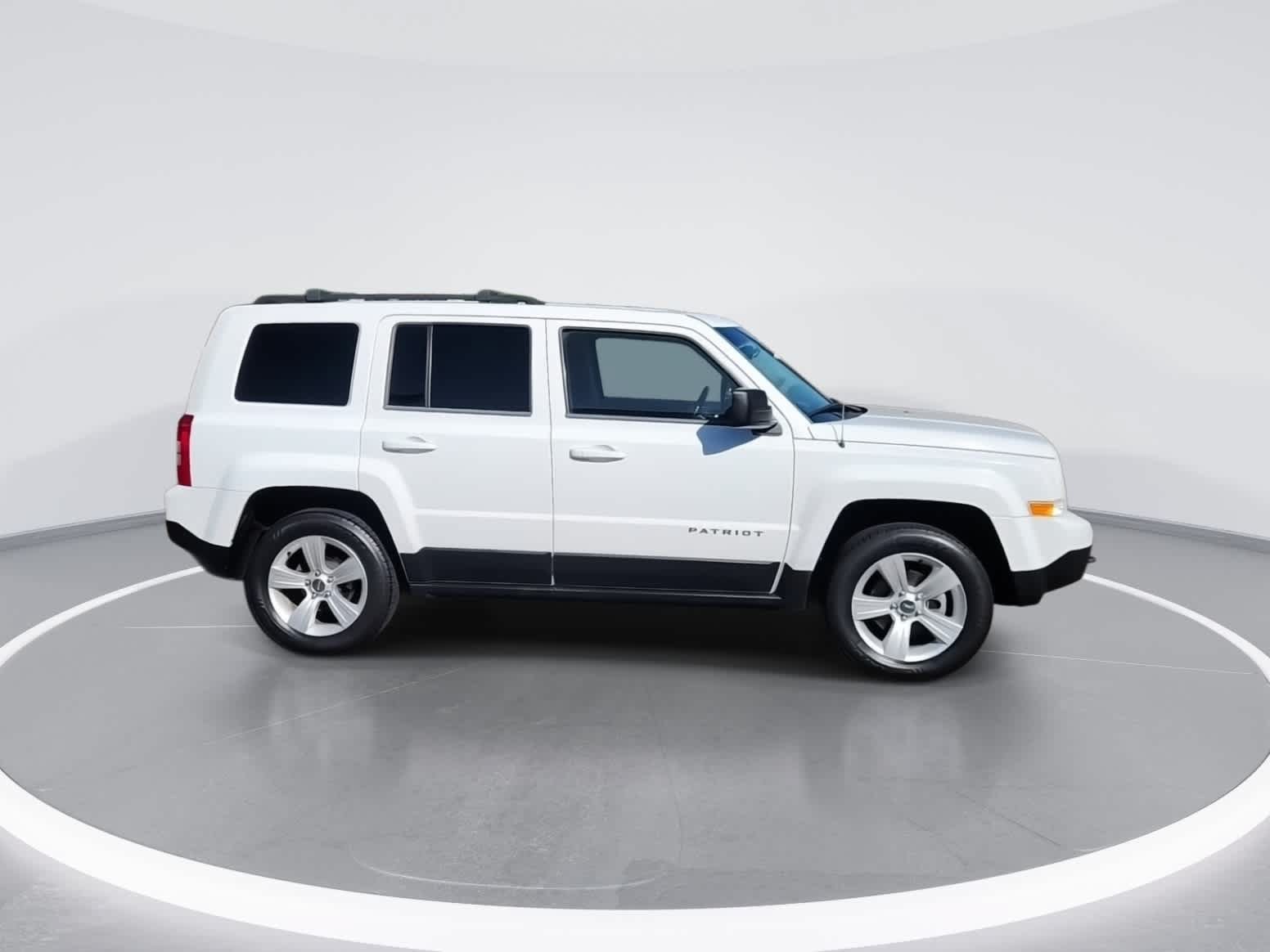 Used 2014 Jeep Patriot Latitude AWD/4WD image 9
