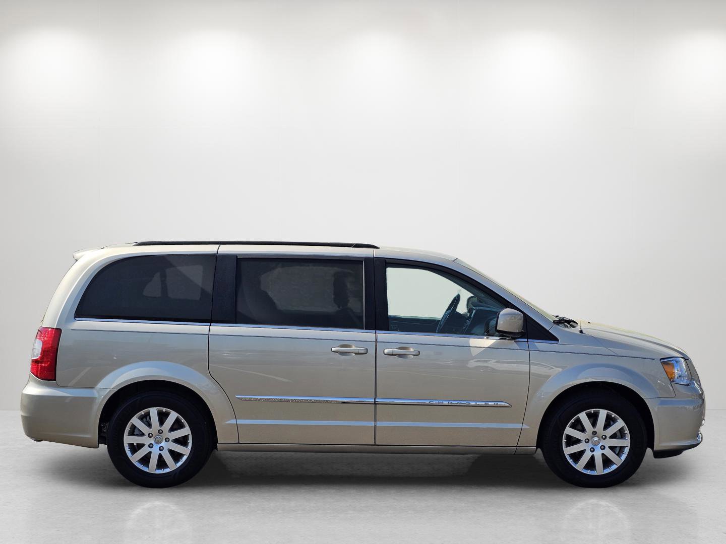 Used 2013 Chrysler Town & Country Touring image 4