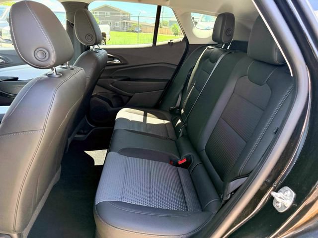 Used 2025 Chevrolet Trax LT w/ LT Convenience Package FWD image 12