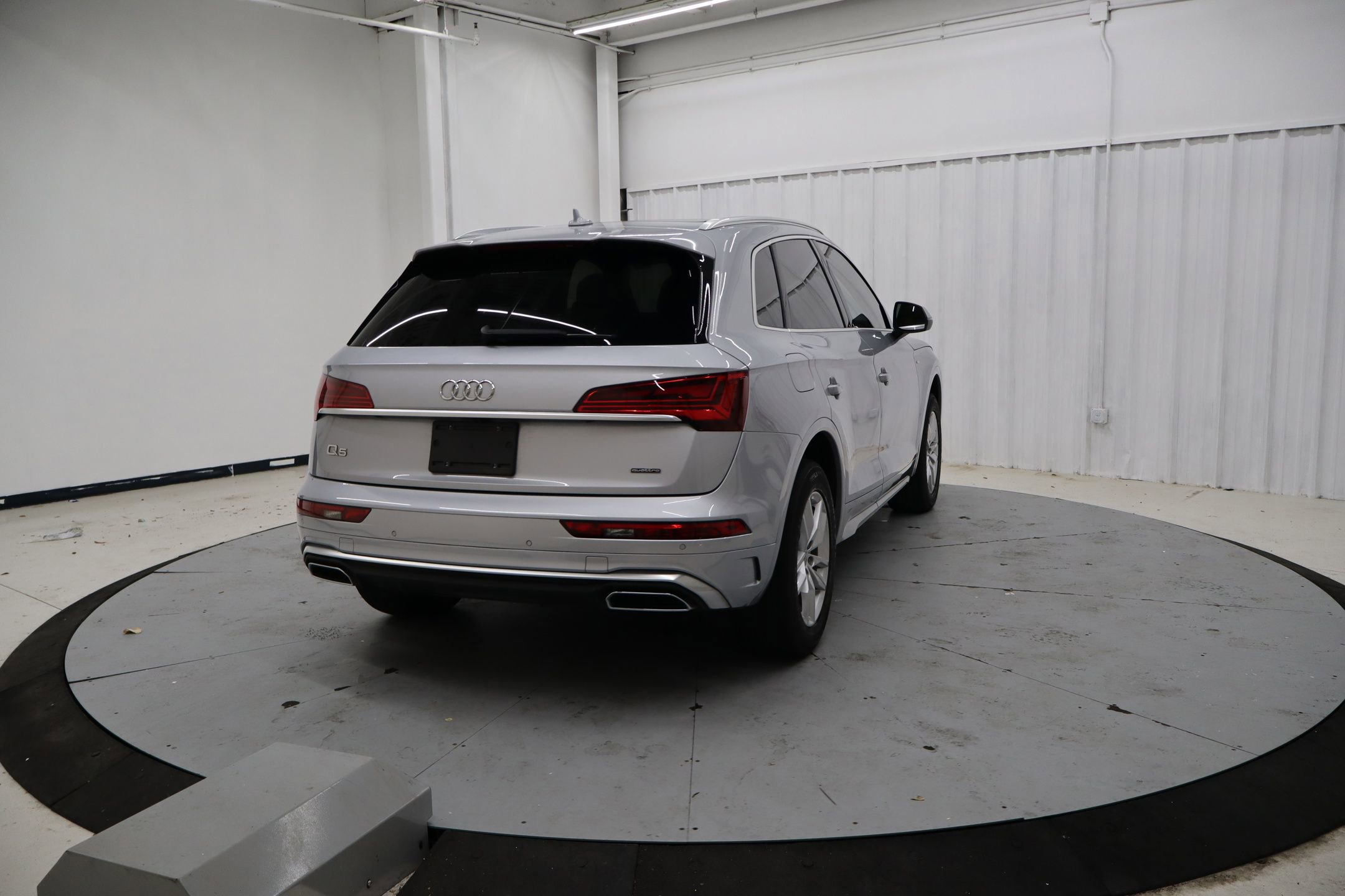 Used 2023 Audi Q5 2.0T Premium w/ Convenience Package image 4