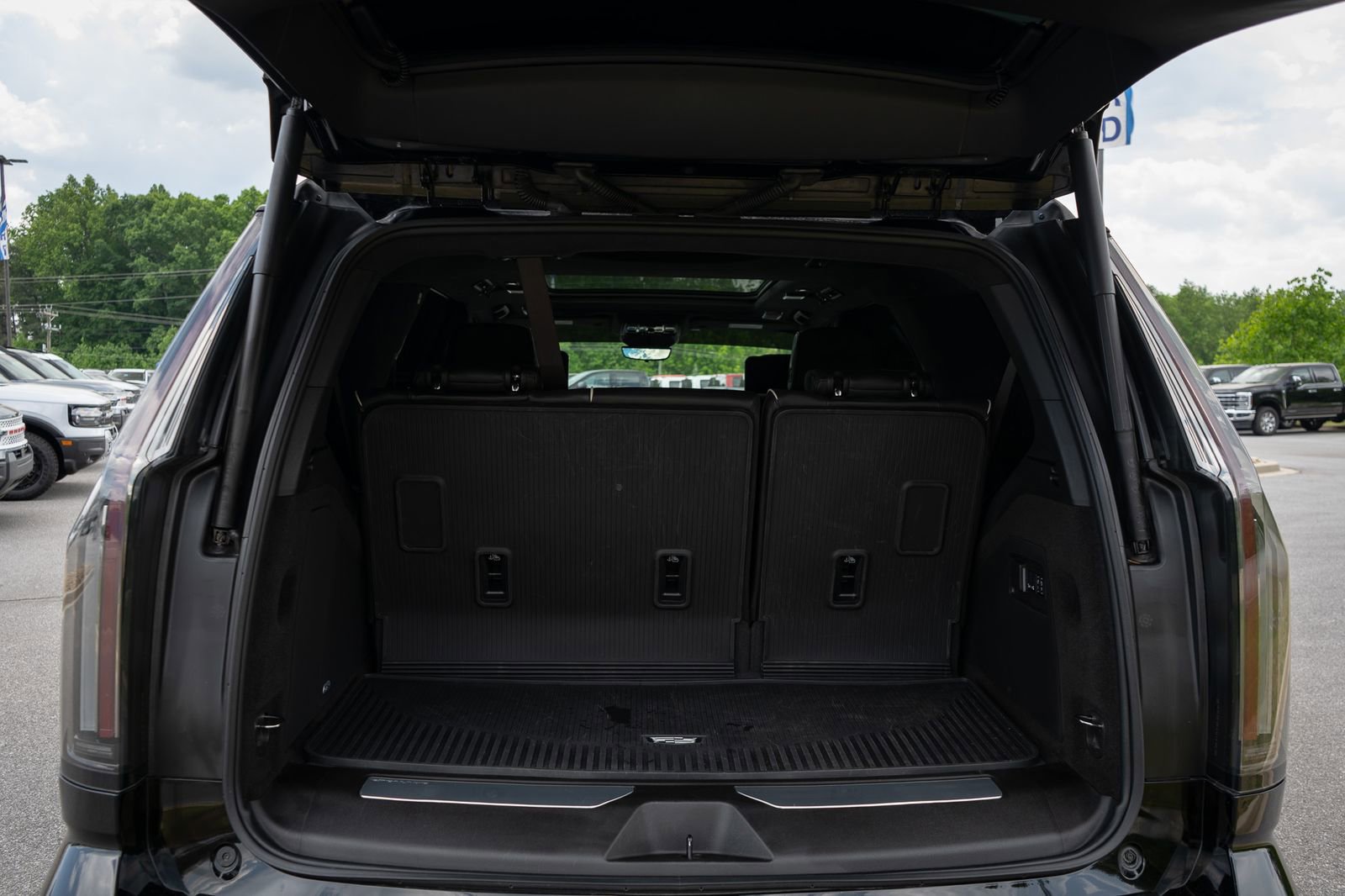 Used 2025 Cadillac Escalade V w/ LPO, ONYX Package AWD/4WD image 17