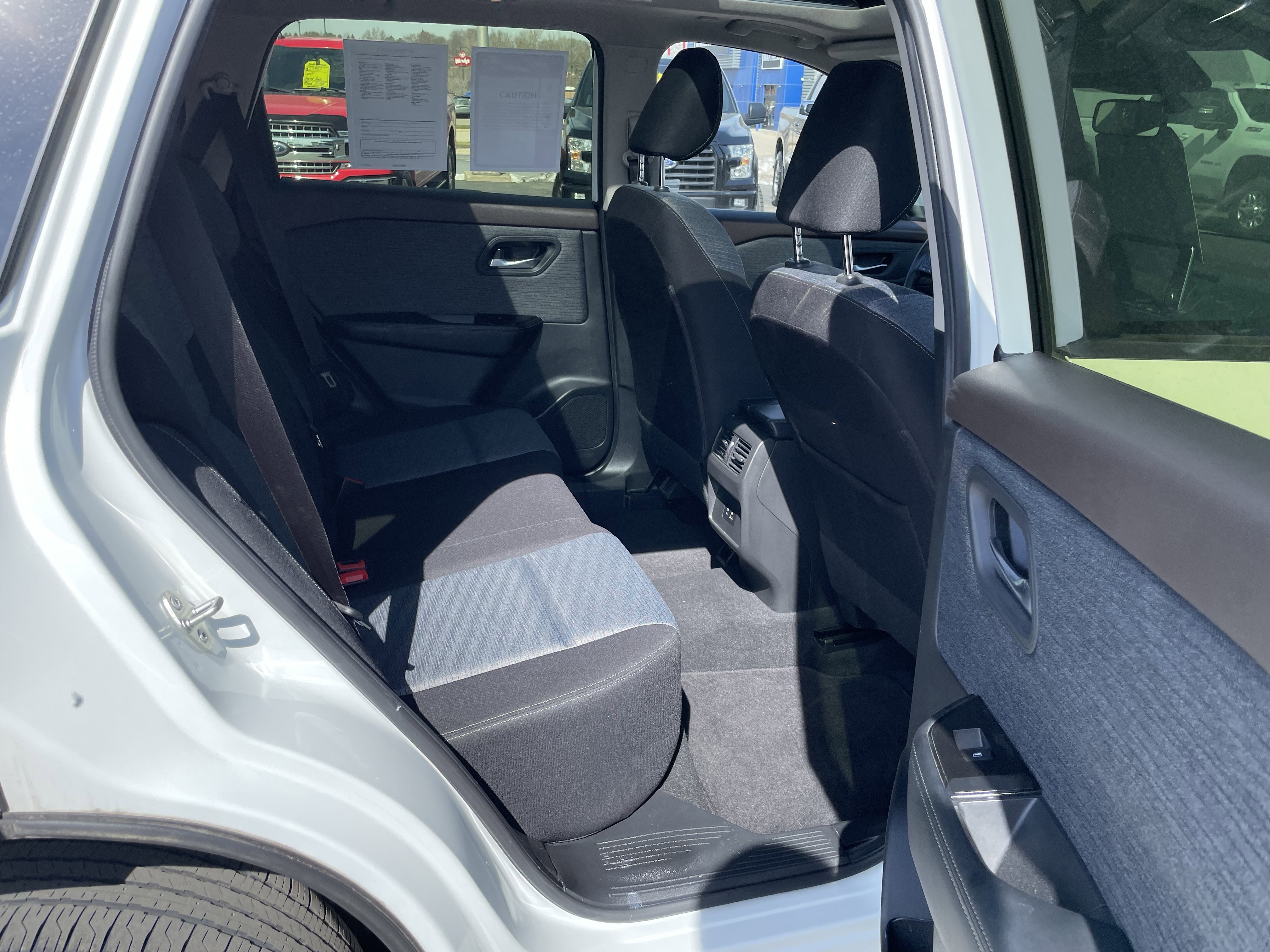 Used 2023 Nissan Rogue SV image 30