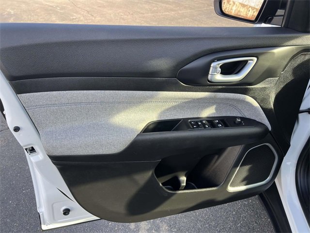 Used 2024 Jeep Compass Latitude image 11