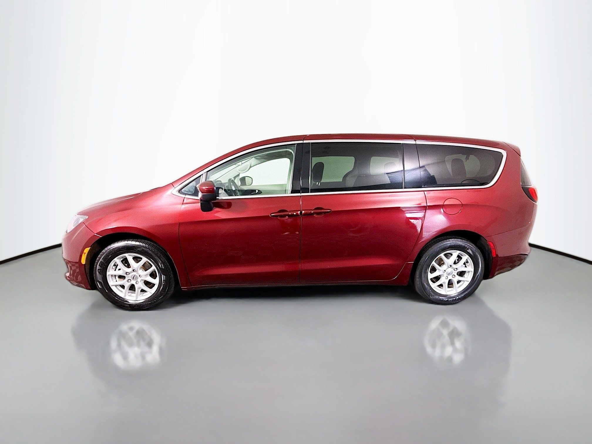 Used 2022 Chrysler Voyager LX FWD image 6