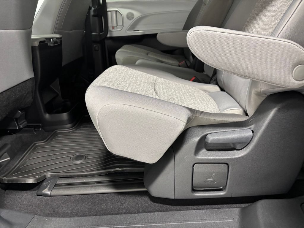 Used 2026 Toyota Sienna LE FWD image 46