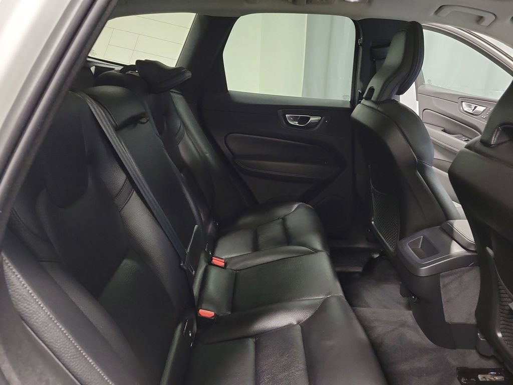 Used 2022 Volvo XC60 B5 Momentum image 21