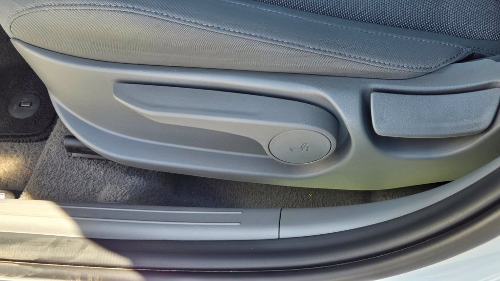 Used 2026 Hyundai Elantra SE FWD image 14