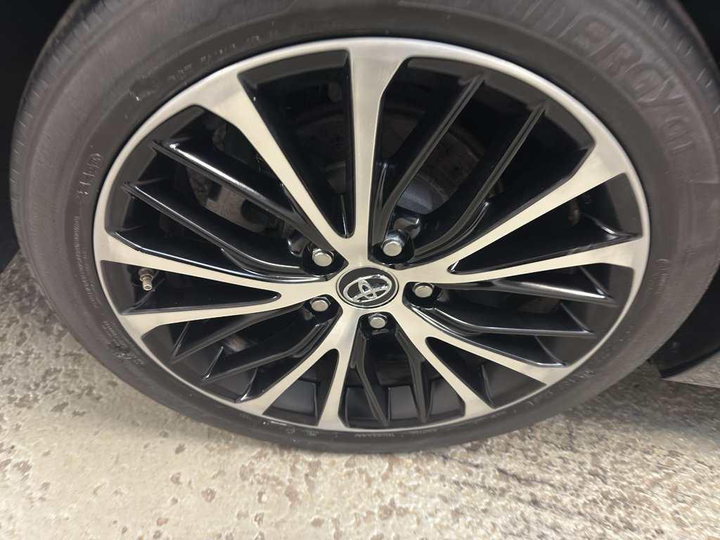 Used 2018 Toyota Camry SE w/ Moonroof Package FWD image 32