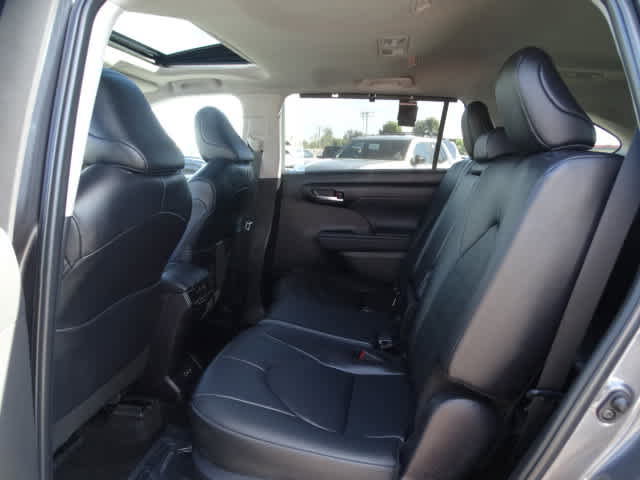 Used 2025 Toyota Highlander XLE image 21