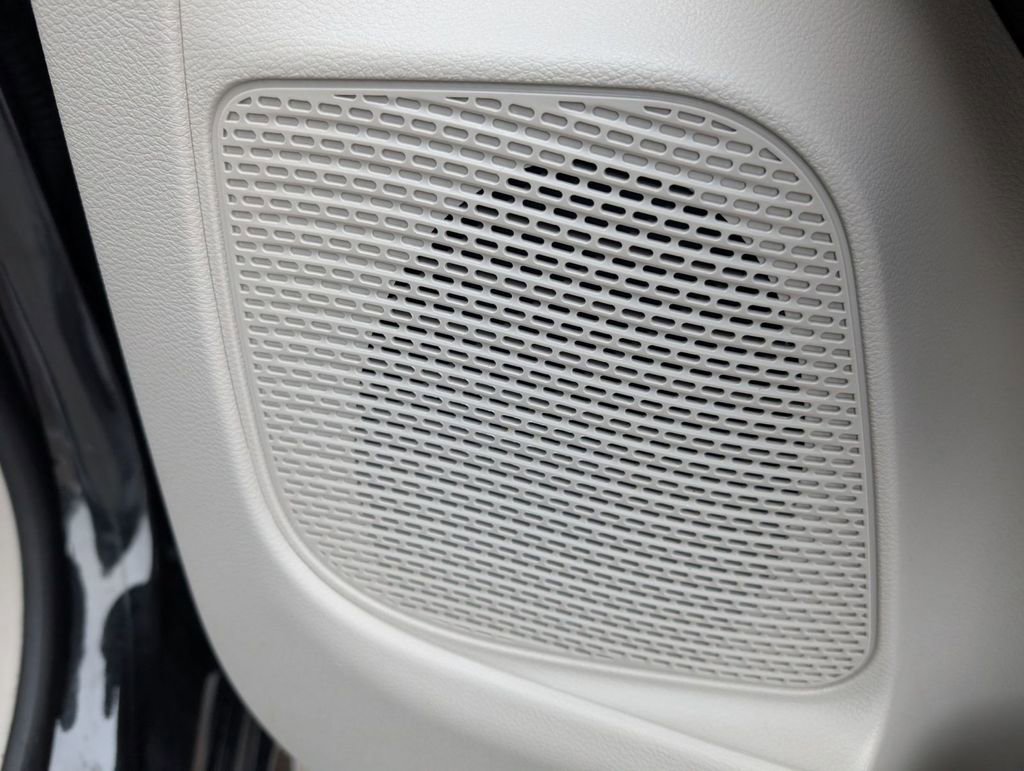 Used 2023 Chrysler Pacifica Touring-L image 24