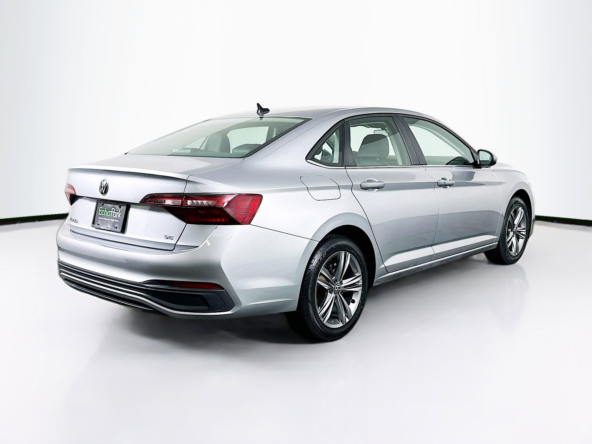 Used 2024 Volkswagen Jetta SE image 9