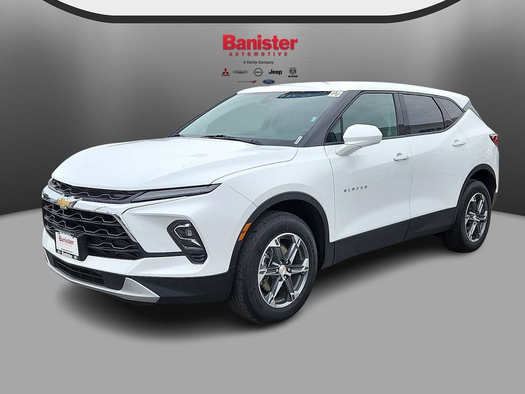 Used 2025 Chevrolet Blazer LT AWD/4WD image 3