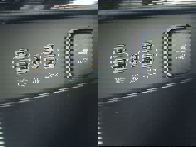 Used 2025 Jeep Grand Cherokee Laredo image 30