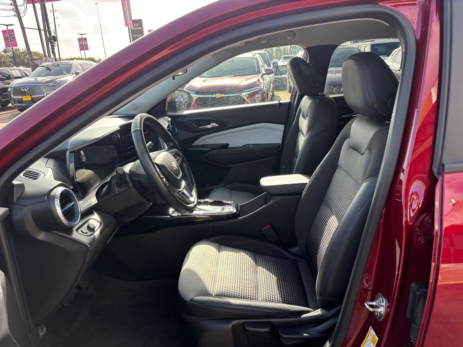 Used 2025 Chevrolet Trax LT w/ LT Convenience Package FWD image 25