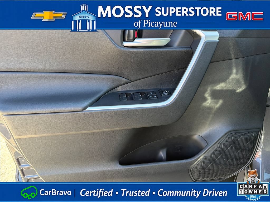 Used 2025 Toyota RAV4 XLE AWD/4WD image 13