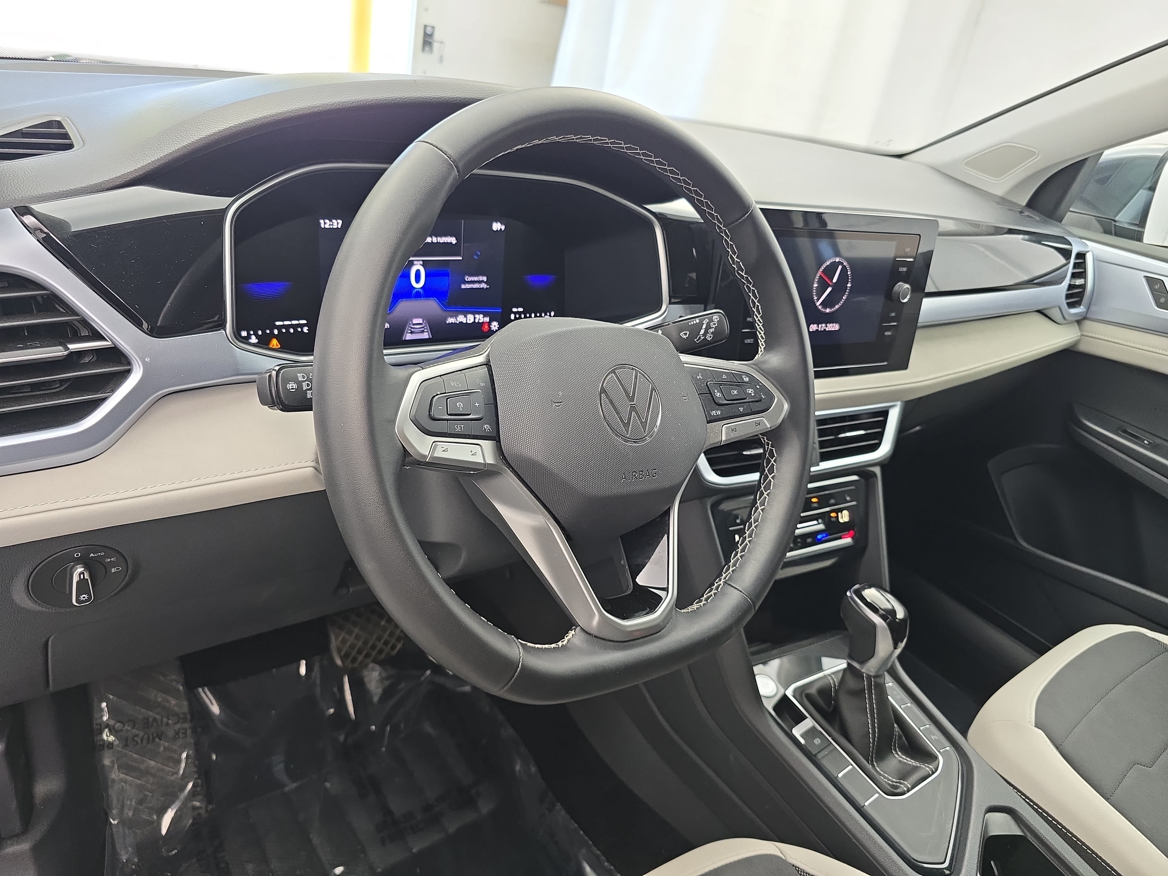 Certified 2025 Volkswagen Taos SE FWD image 15