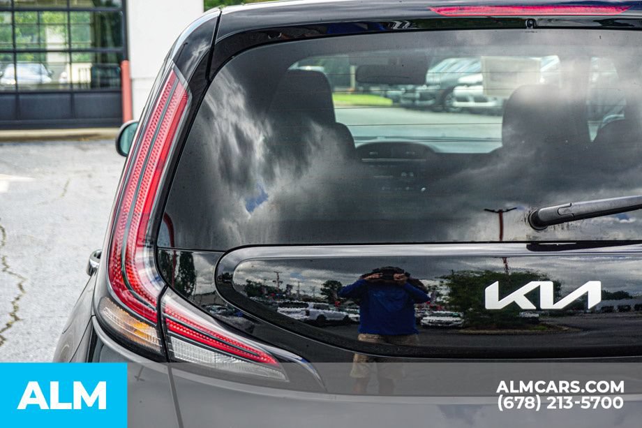 Used 2025 Kia Soul LX w/ LX Technology Package FWD image 12