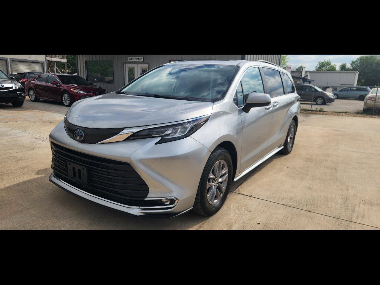 Used 2022 Toyota Sienna XLE image 9