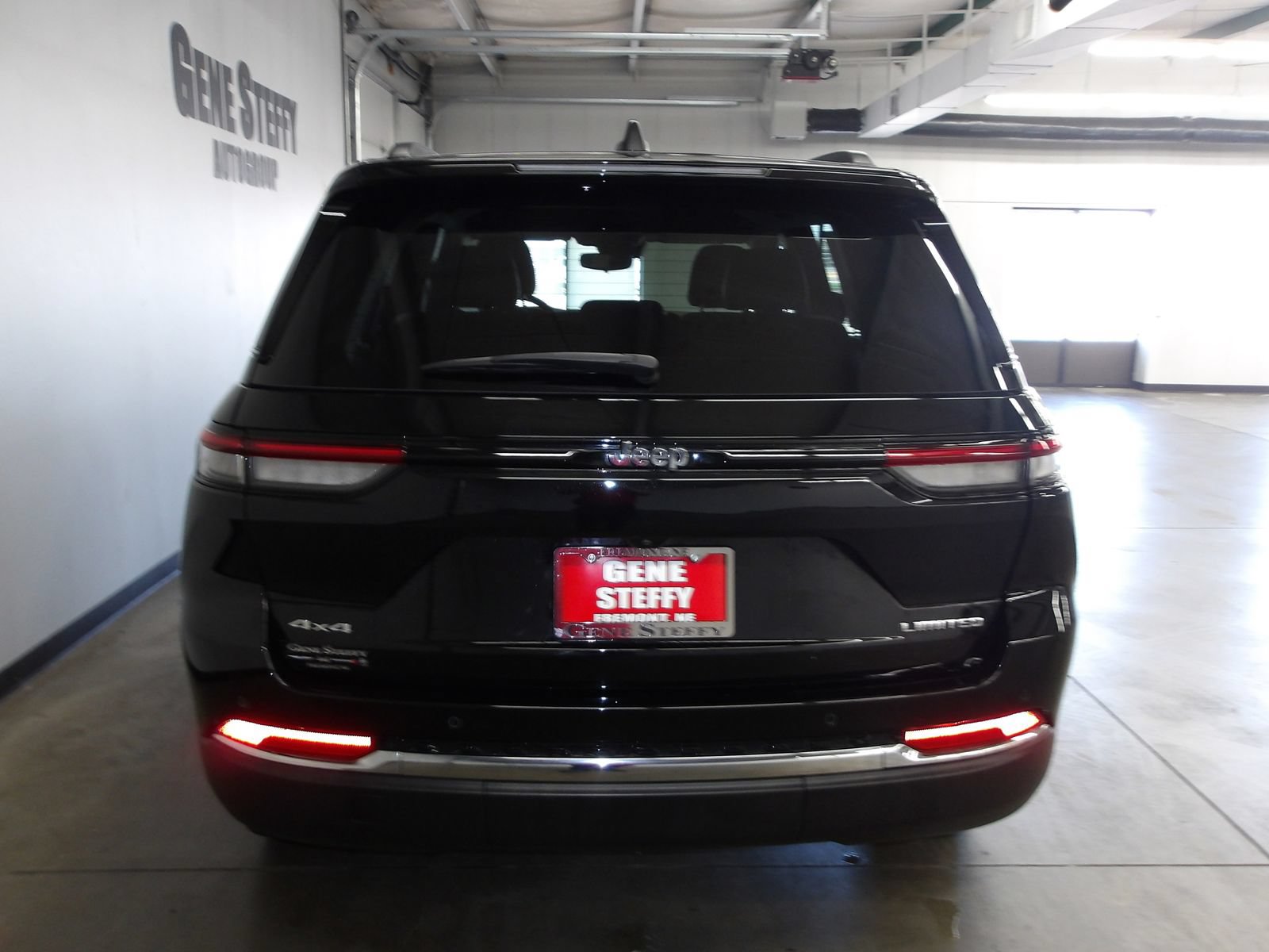 Used 2024 Jeep Grand Cherokee Limited AWD/4WD image 7