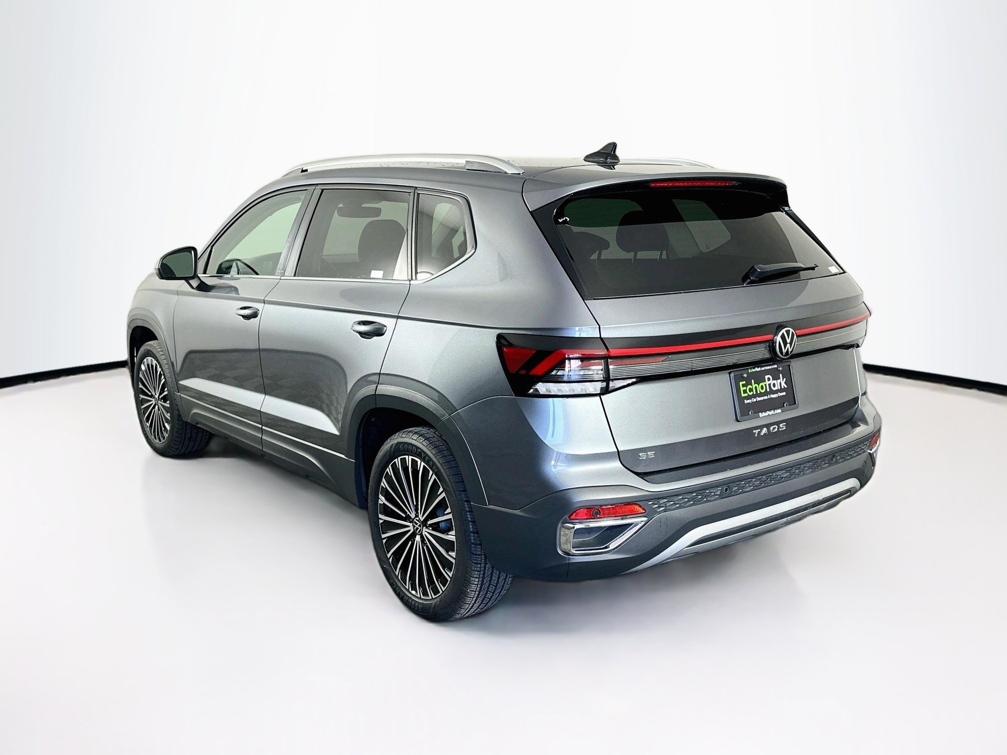 Used 2025 Volkswagen Taos SE FWD image 5