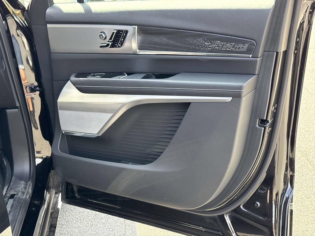 Certified 2026 Cadillac Vistiq Platinum w/ LPO, Floor Liner Package AWD/4WD image 27