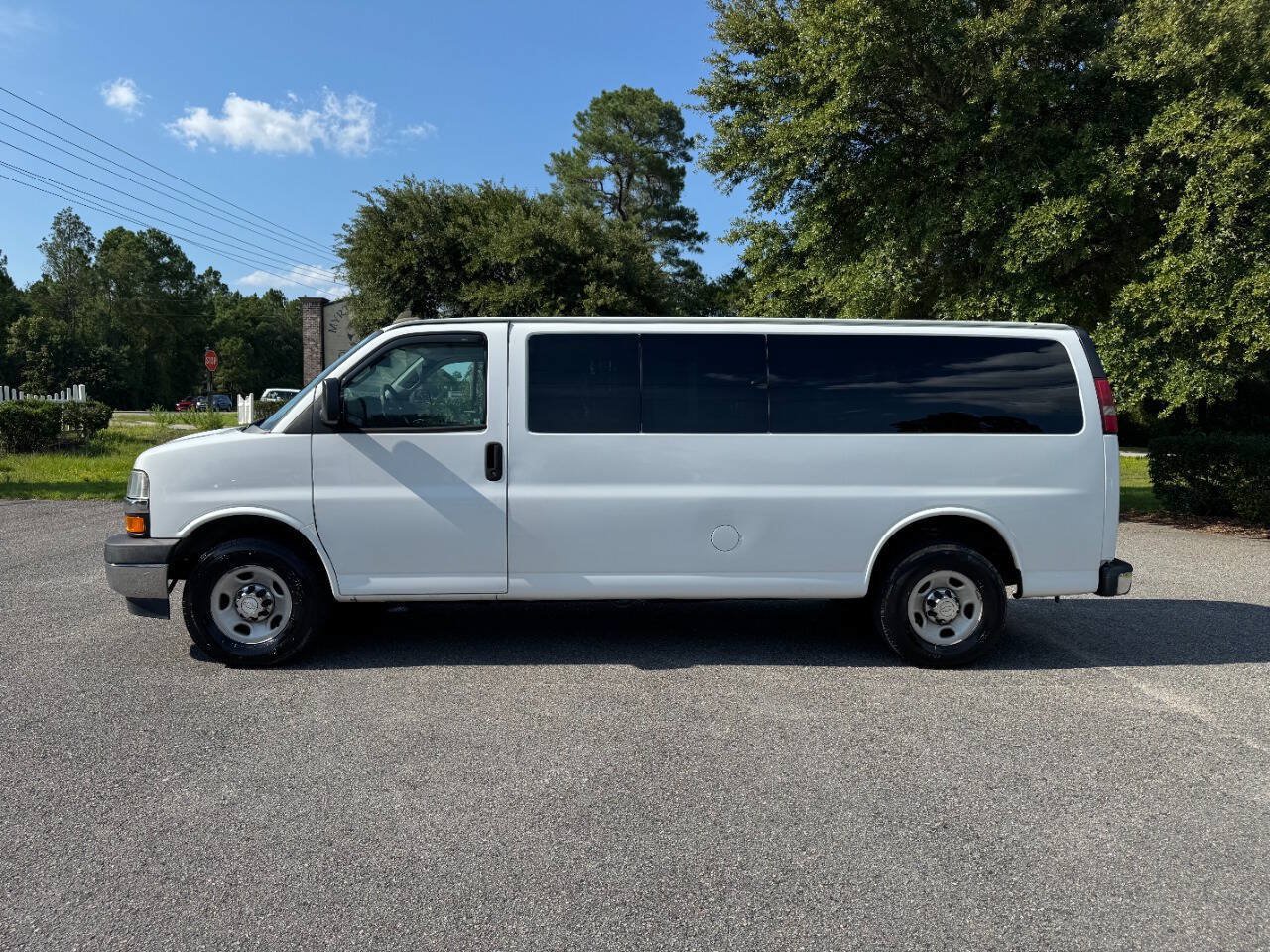 Used 2018 Chevrolet Express 3500 LT w/ LT Preferred Equipment Group RWD image 3