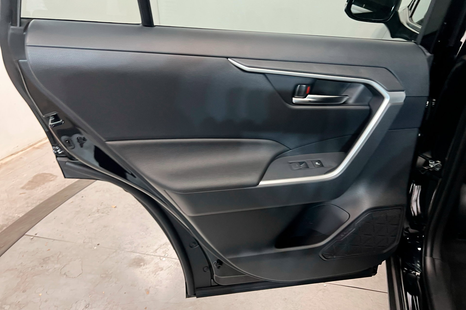 Used 2025 Toyota RAV4 SE w/ Weather & Moonroof Package image 17