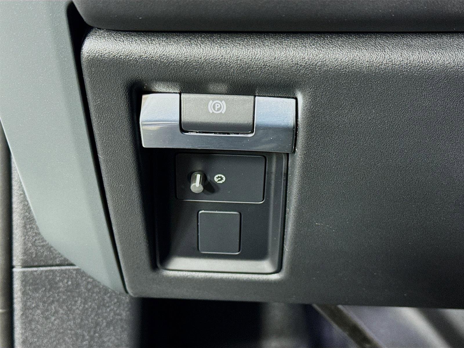 Used 2024 Land Rover Defender 110 X-Dynamic SE image 11