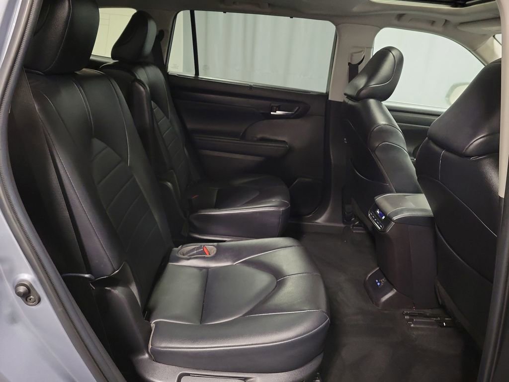 Used 2022 Toyota Highlander XLE image 27