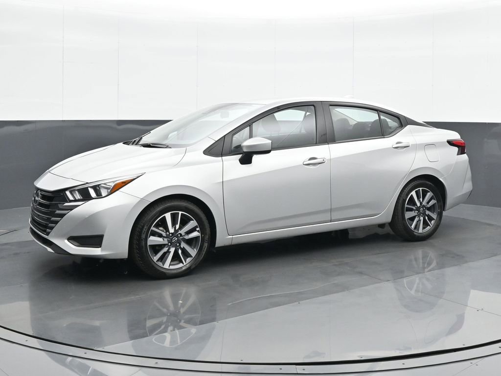 Used 2023 Nissan Versa SV image 2