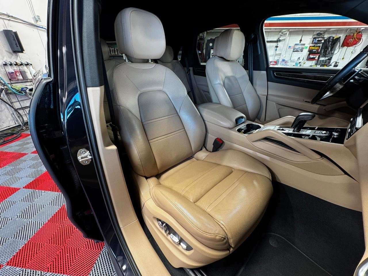 Used 2019 Porsche Cayenne AWD image 9