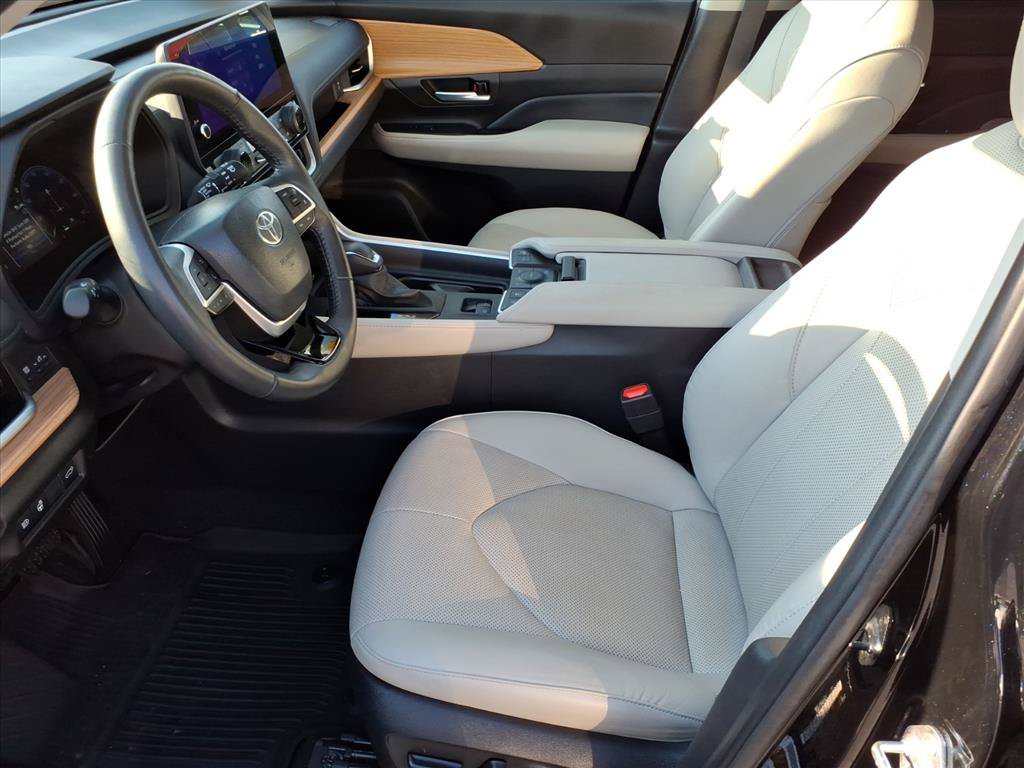 Used 2024 Toyota Grand Highlander AWD image 5