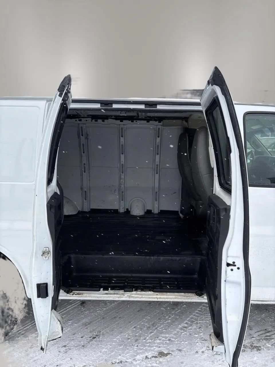 Used 2021 Chevrolet Express 2500 w/ Driver Convenience Package RWD image 5