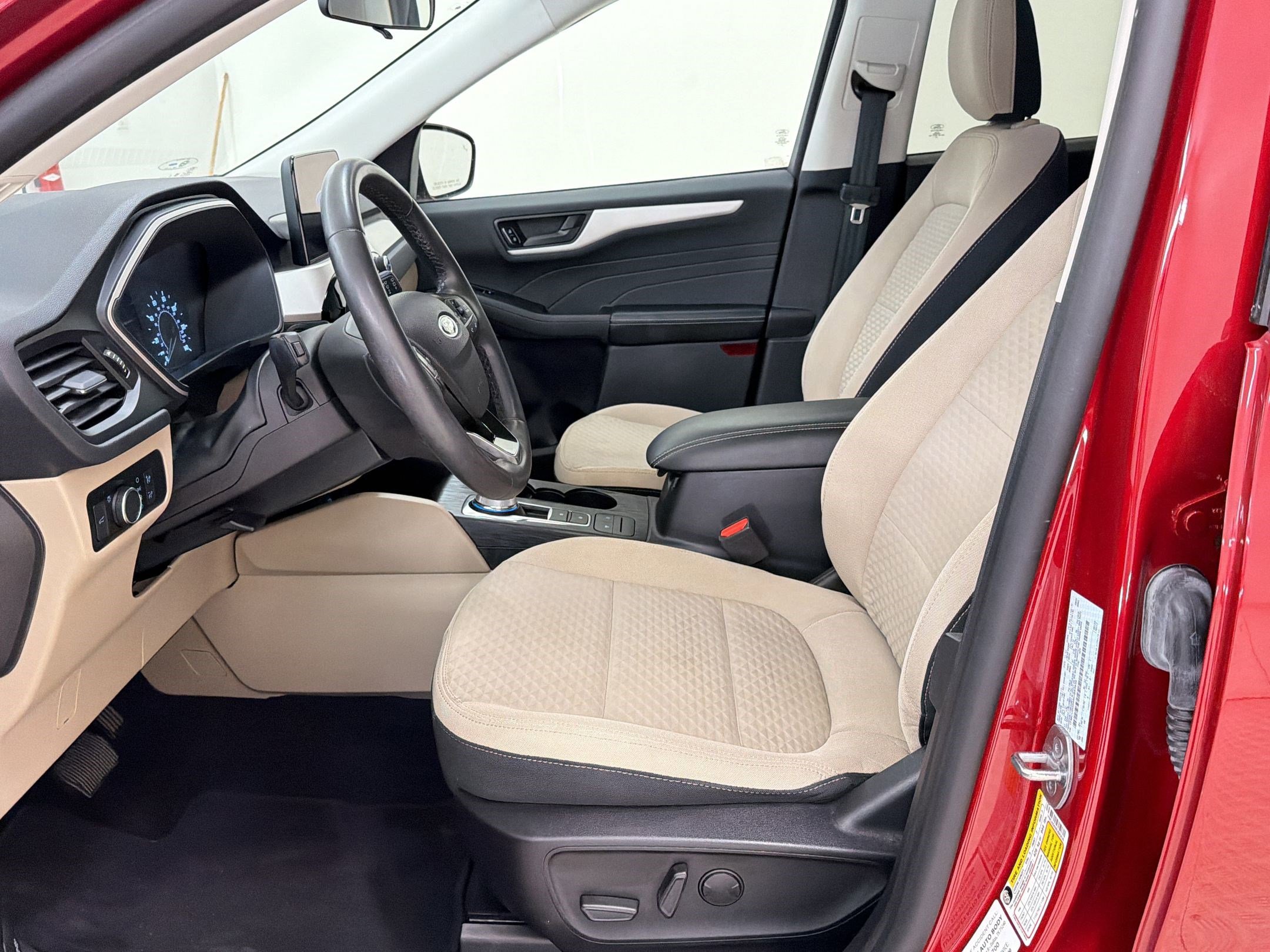 Certified 2022 Ford Escape SE w/ SE Sport Appearance Package FWD image 5