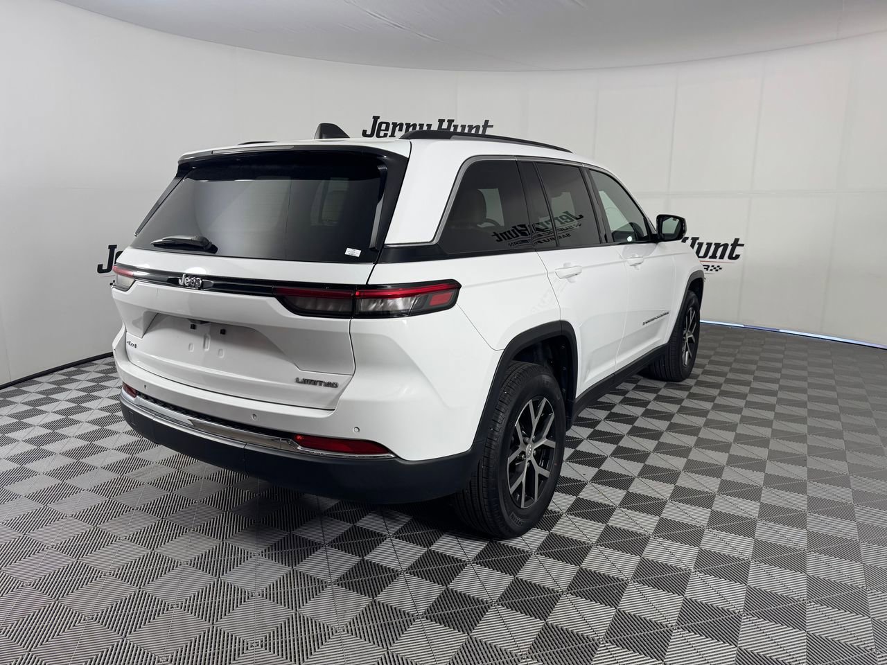 Used 2023 Jeep Grand Cherokee Limited w/ Trailer Tow Prep Group (B) image 8