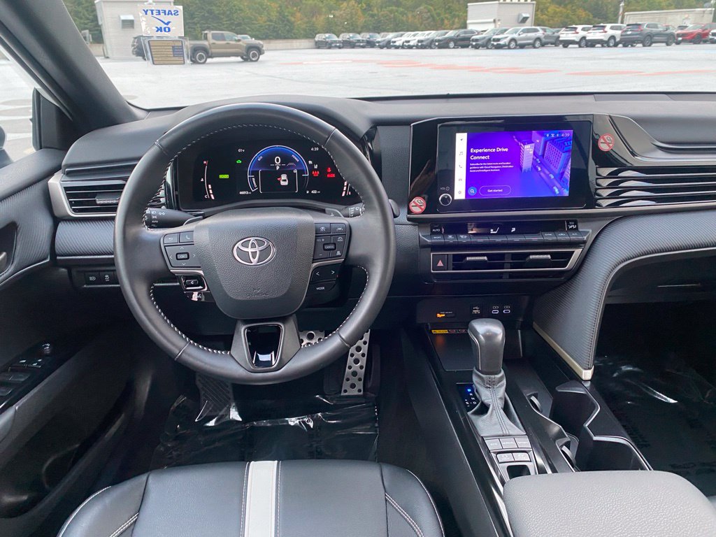 Used 2025 Toyota Camry SE FWD image 9