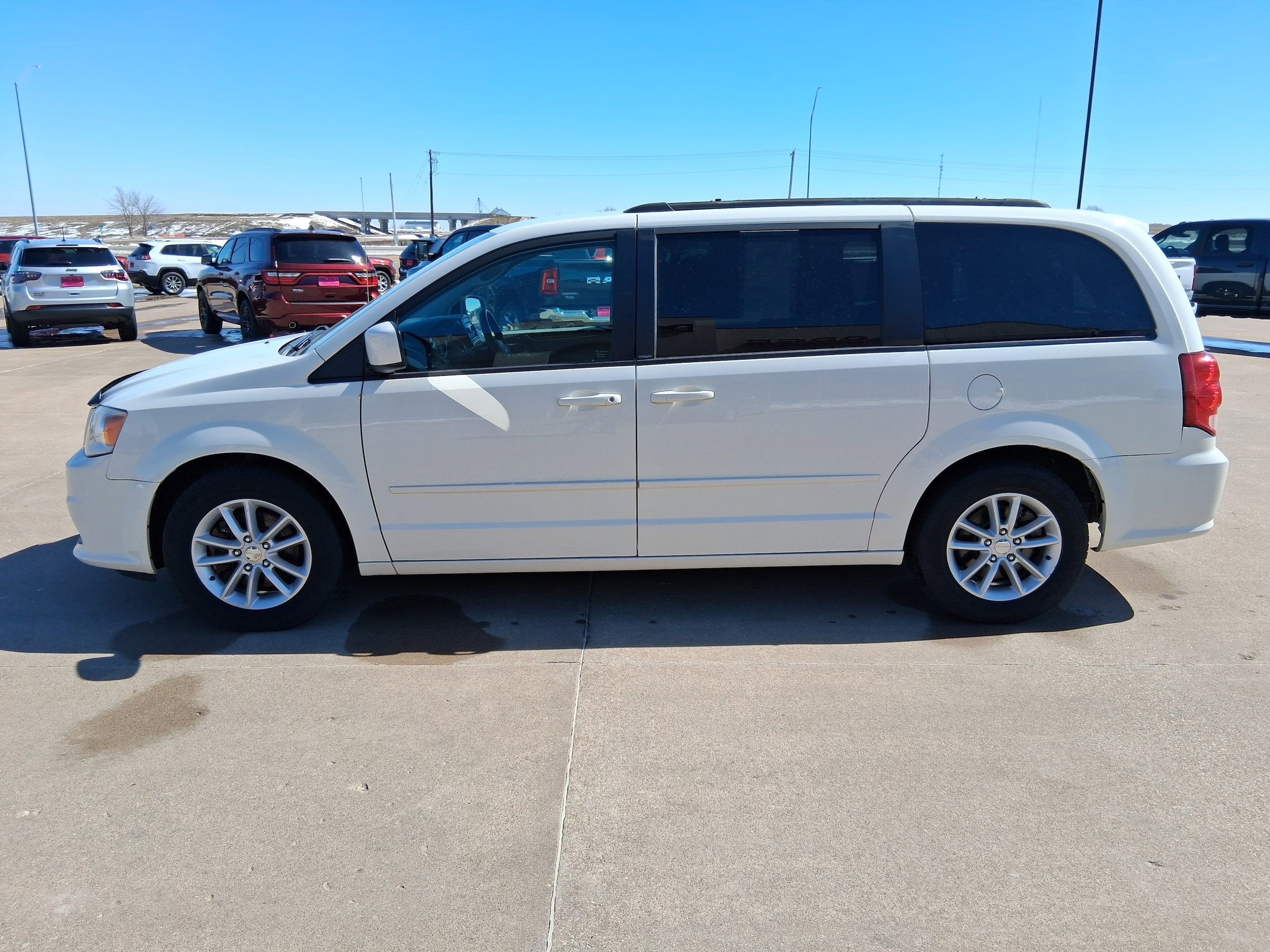 Used 2013 Dodge Grand Caravan SXT image 2