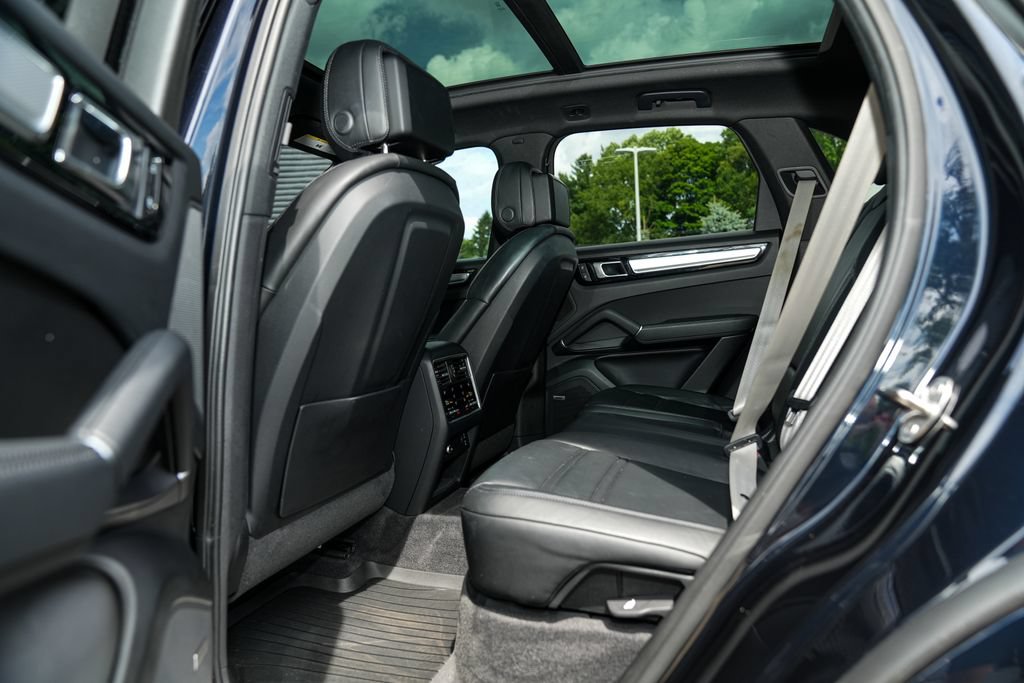 Certified 2023 Porsche Cayenne Platinum Edition AWD/4WD image 31