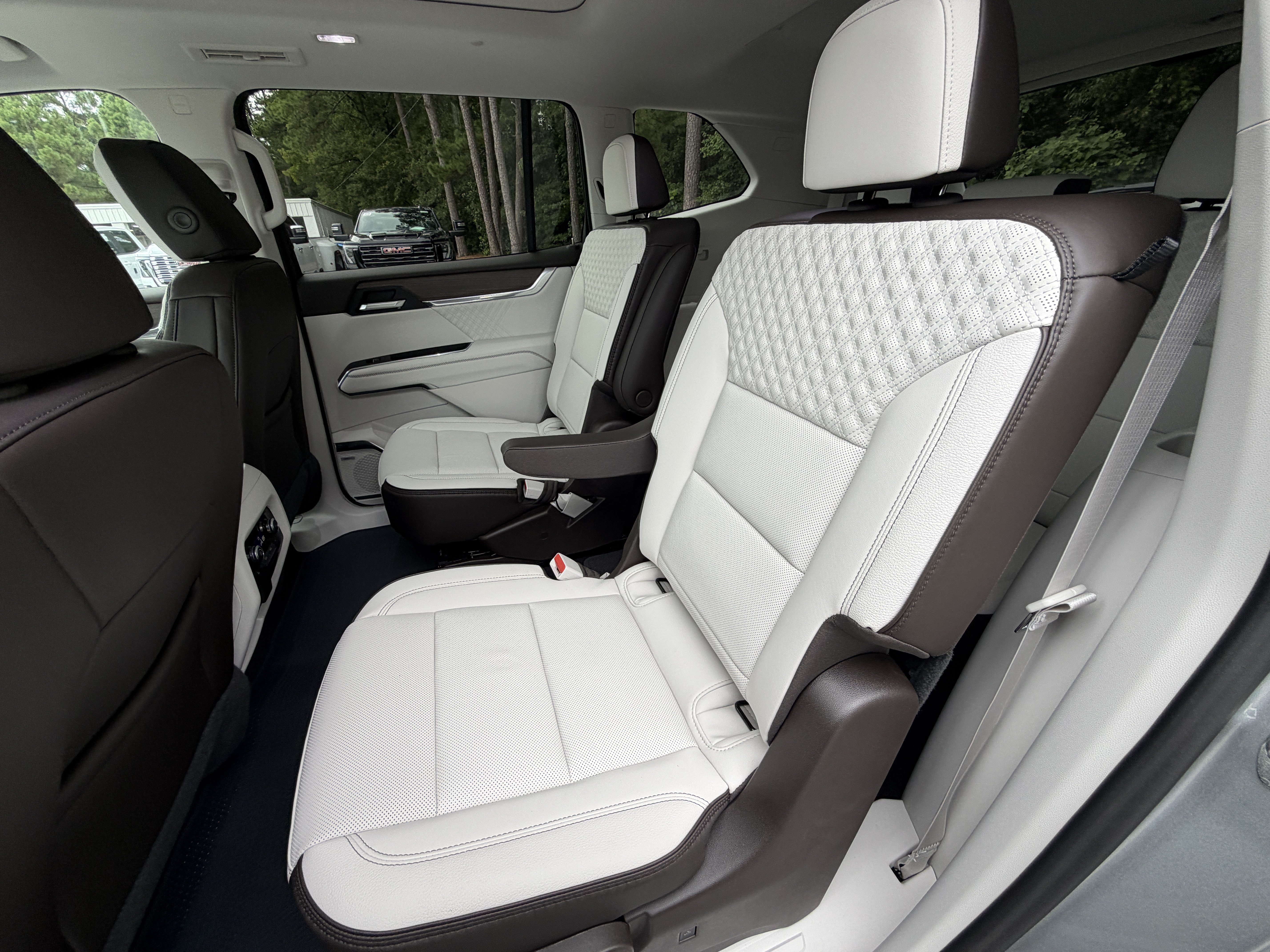 New 2027 GMC Acadia Denali w/ Denali Reserve Package FWD image 17
