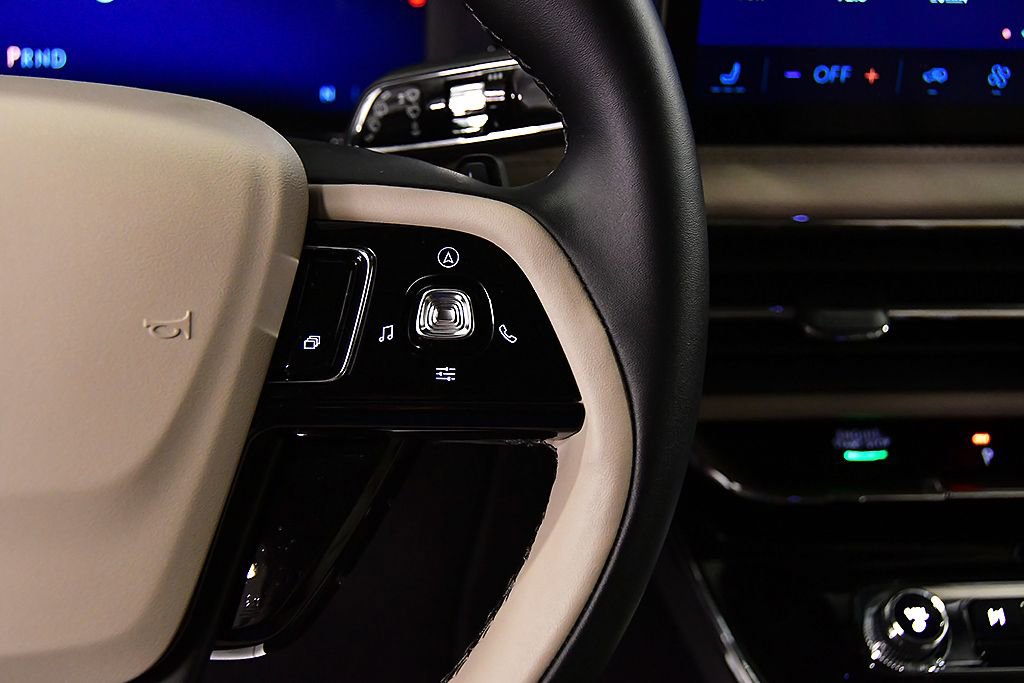 Used 2025 Lincoln Corsair AWD image 20