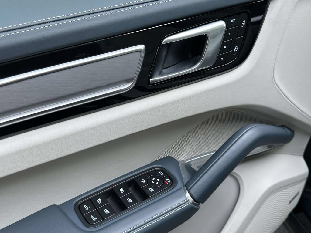 Certified 2022 Porsche Cayenne Turbo AWD/4WD image 18