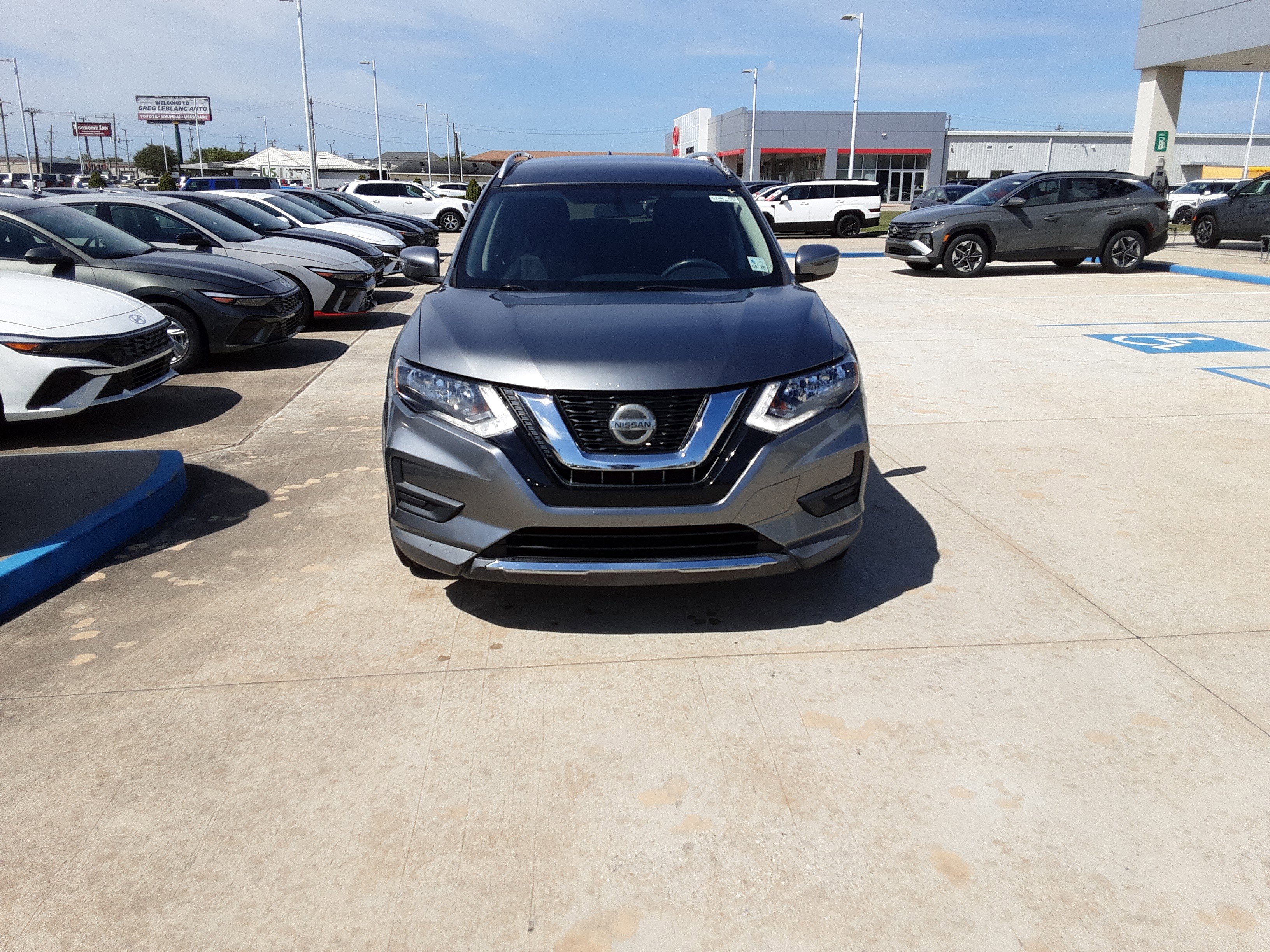 Used 2018 Nissan Rogue SV image 2