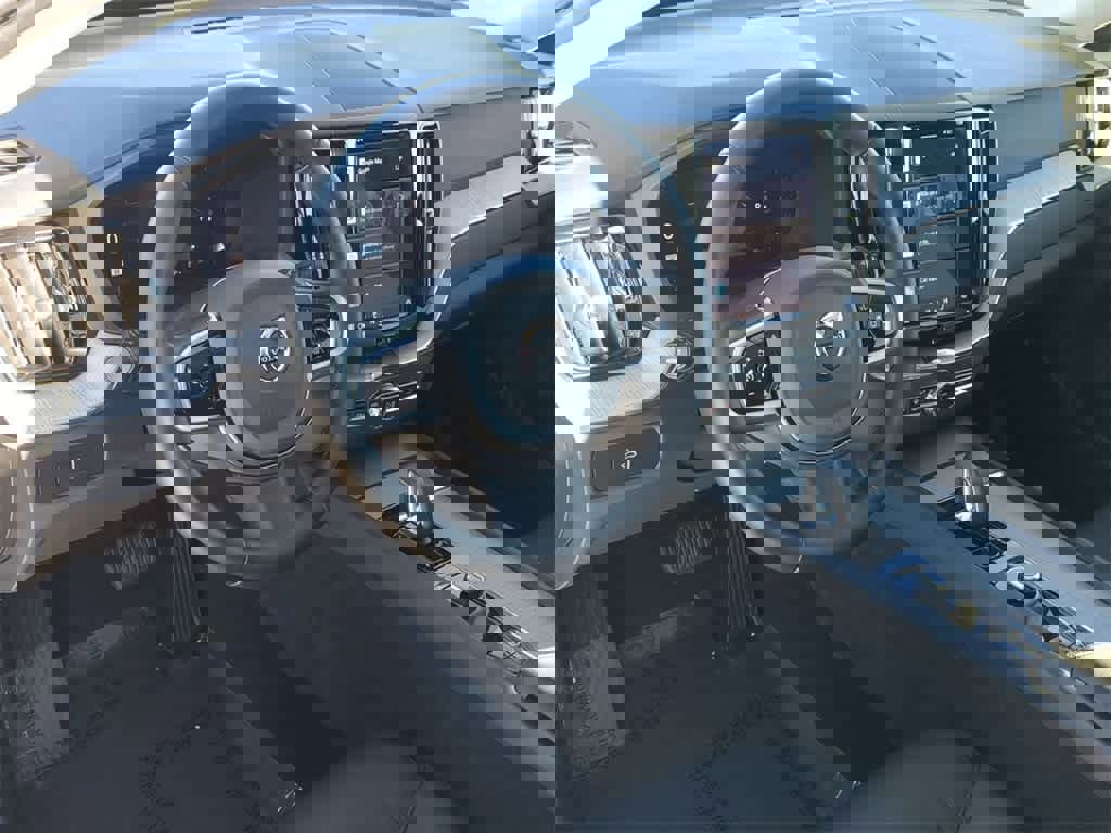 Used 2025 Volvo XC60 B5 Plus image 2